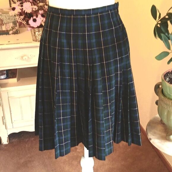 Liz Claiborne GlenFyne Plaid Pleated Skirt. Classic. Schoolgirlcore.Whimsigoth